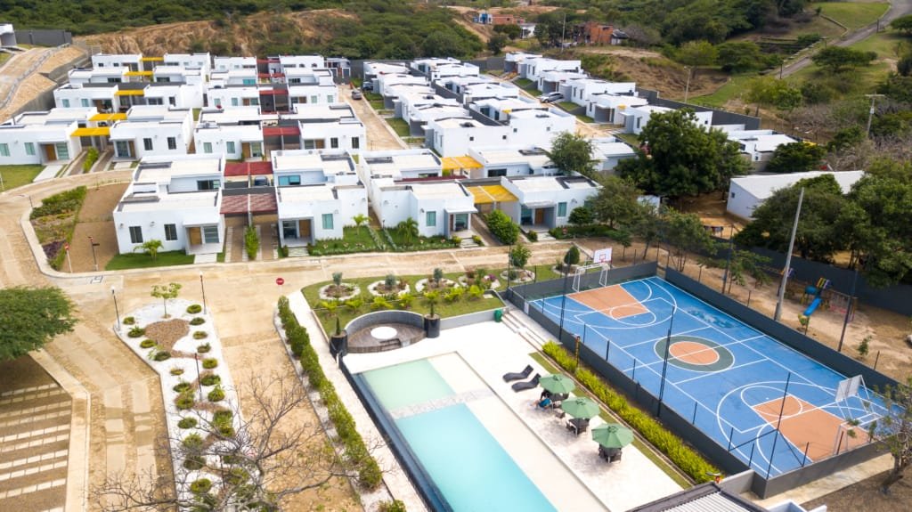 Imagen aérea general proyecto de casas campestres Monteflores en Bajo Ostión vía al mar