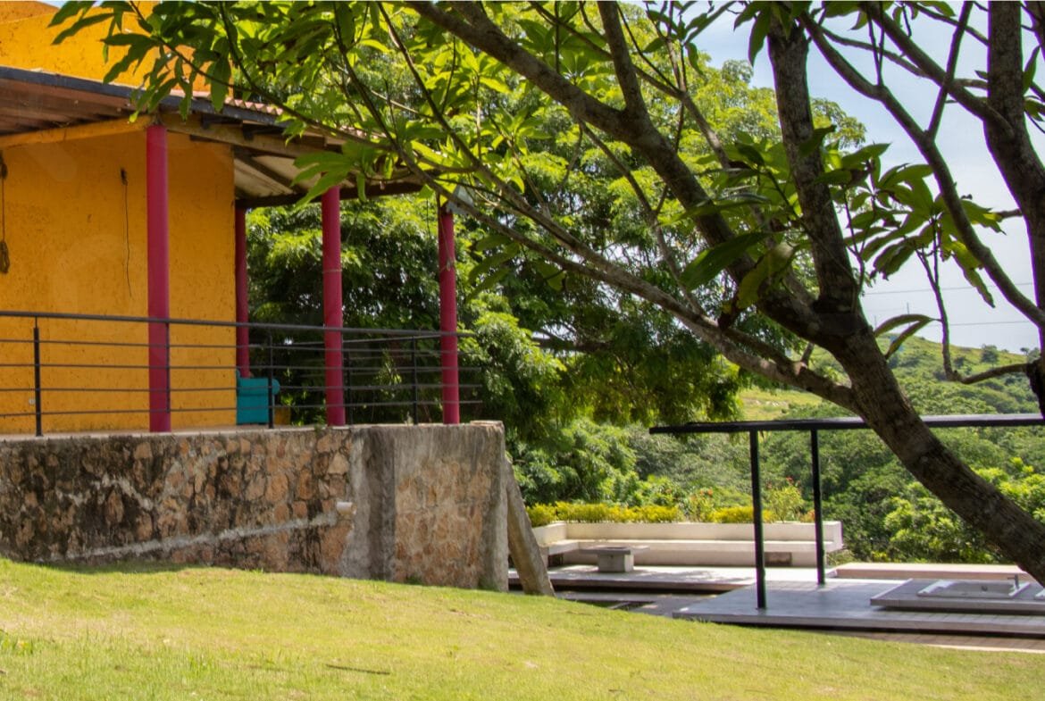 Toma lateral hacia el patio de la cabaña campestre