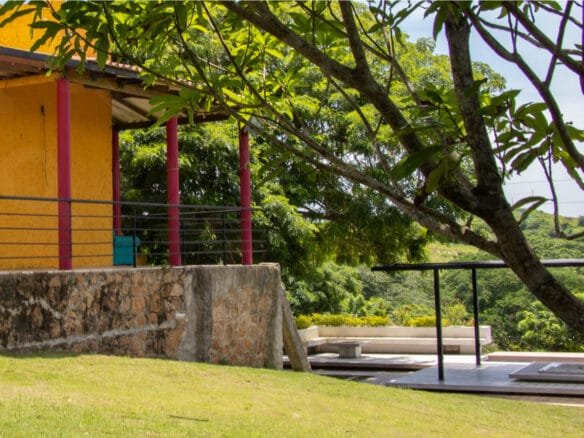 Toma lateral hacia el patio de la cabaña campestre