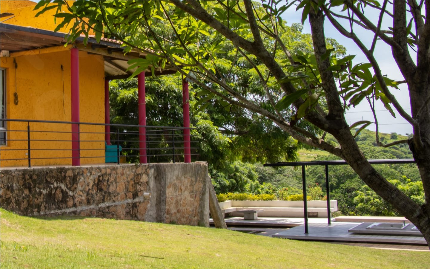 Toma lateral hacia el patio de la cabaña campestre
