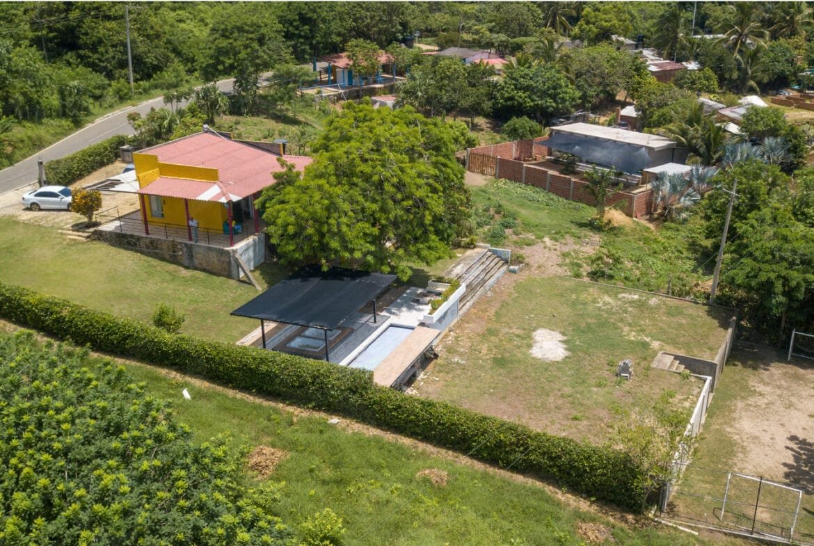 Toma aérea lateral general de la cabaña campestre