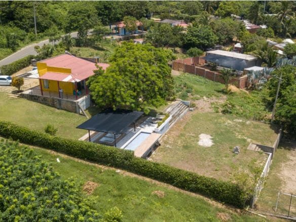 Toma aérea lateral general de la cabaña campestre