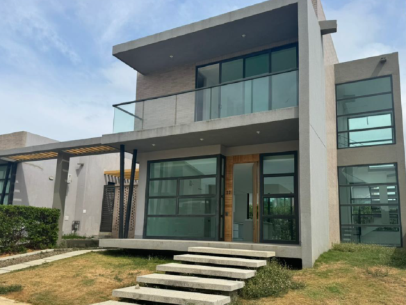 Casa campestre de 2 pisos Condominio Riviera del mar